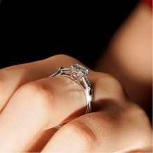 Load image into Gallery viewer, Platinum Round Diamond Engagement Ring