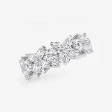 Load image into Gallery viewer, Romantic Wedding Band in Platinum